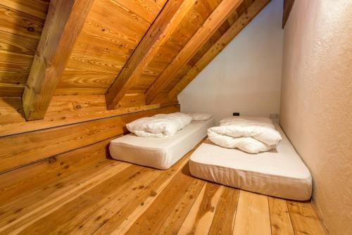 1 queen bed, 2 twin beds