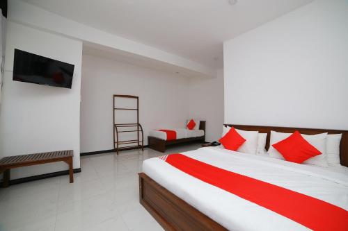 1 queen bed, 1 twin bed