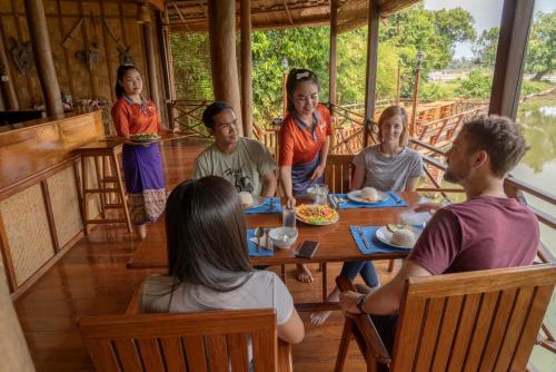 Bar, Kingfisher Ecolodge in Champasak