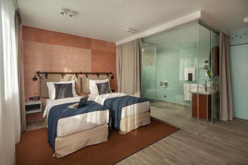 Double Room image 4