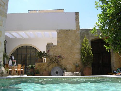  Maroulas Villa Sleeps 11 Pool Air Con WiFi in Maroulás