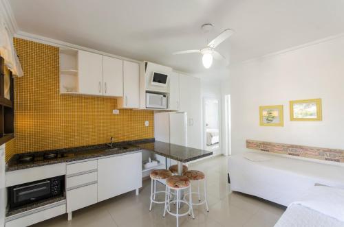 Kitchen, Bombinhas Tourist Apart in Bombinhas