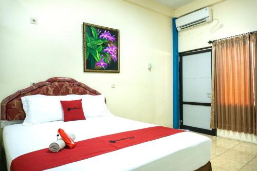 . RedDoorz near H. Hasan Aroeboesman Airport