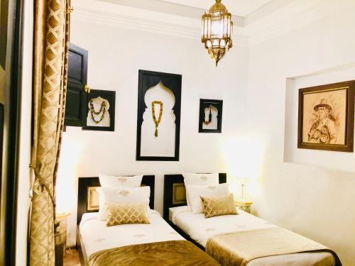 2 twin beds