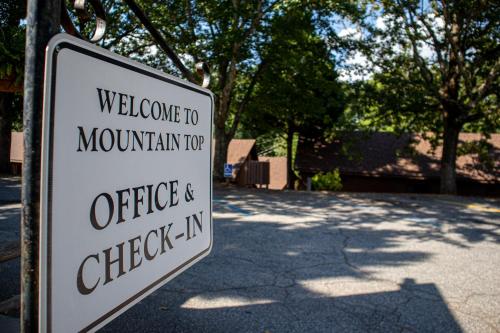 Mountain Top Inn and Resort in Warm Springs, USA