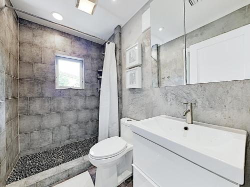 New Listing! Designer Pool Home 1 Block to Beach home - image 2