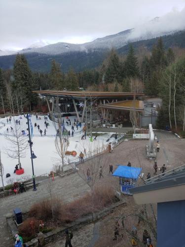 Tyndalstone Lodge 3 Bedroom in the Heart of Village North Whistler - image 5