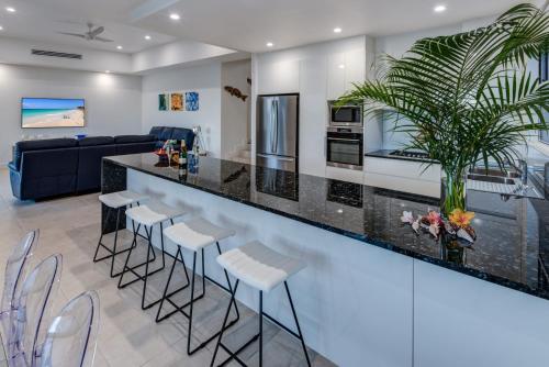 New La Bella Waters 1 Wide Reaching Ocean Views And Buggy