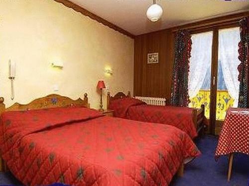 1 double bed, 1 twin bed