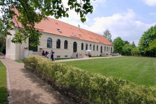 B&B Fincken - Kavaliershaus Schloß Blücher am Finckenersee - Bed and Breakfast Fincken