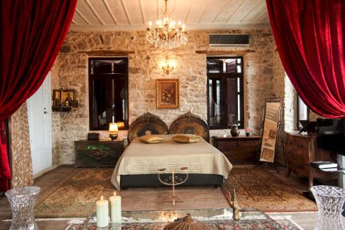 B&B Dáfni - Antique Red Luxury Suite 75 sqm - Bed and Breakfast Dáfni