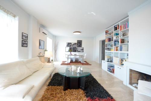  New Superb Luminous 2 Bedroom Apartment in Athen