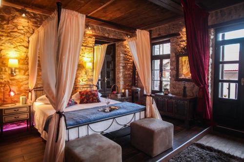  Dafni 65 · Antique Luxury Suite 65sq.m., Unterkunft in Dháfni