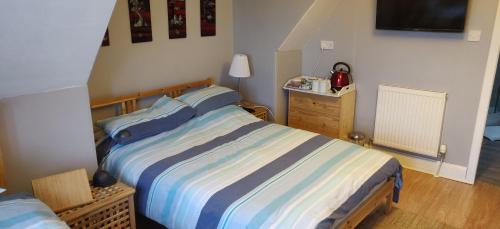 1 double bed, 2 twin beds