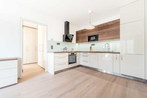Quiet & new apartment near city center with garage, Praha (fotografie 3)