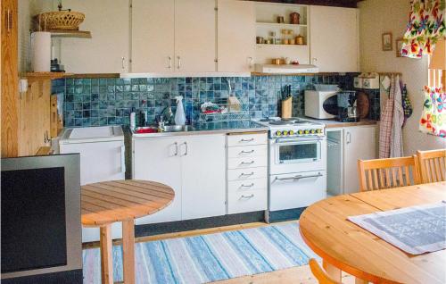 virtuve, Pet Friendly Home In Burseryd With Wifi in Ahult