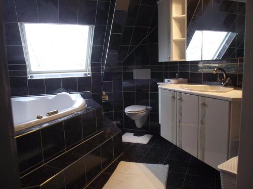 Gyógyfürdő, B&B Landgoed Sonneborghe in Kollumerland en Nieuwkruisland