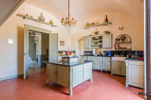 Gaillac Chateau Sleeps 20 Pool Air Con WiFi cottage Giroussens