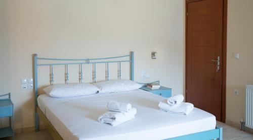  Ponti Villa Sleeps 6 with Pool Air Con and WiFi in Póndi