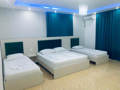 1 king bed, 2 twin beds