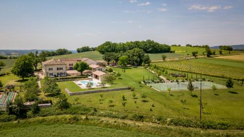 Andillac Chateau Sleeps 24 with Pool and WiFi gîte à louer Frausseilles