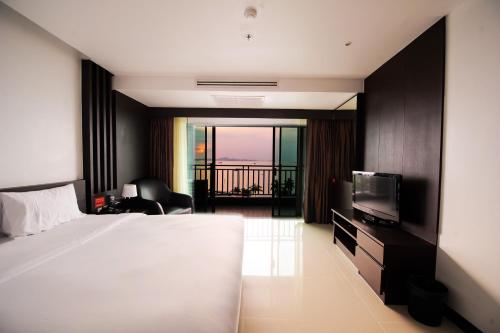 Deluxe King Room with Sea View room in Hotel Selection Pattaya