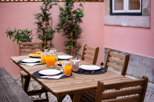 Cozy Tailor Made With a Refreshing Terrace, Lisbona