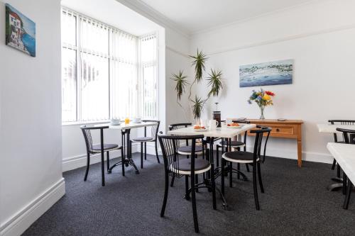 Oasis House - image 11