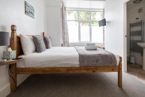 Oasis House - image 3
