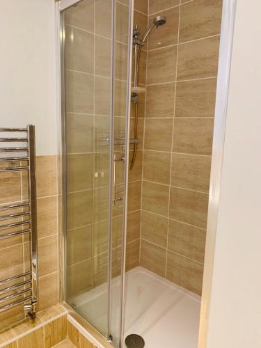 Shower, Swandown Hotel in Swindon