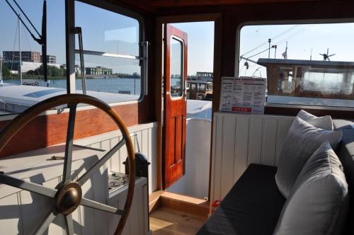 Private Lodge on Houseboat Amsterdam 3