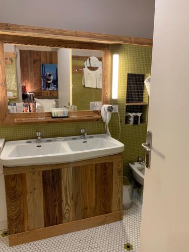 room detail thumbnail 1