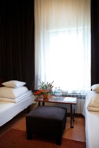 Nu Hotel - image 4