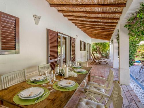 Alcalar Villa Sleeps 8 with Pool Air Con and WiFi in ปอติเมา