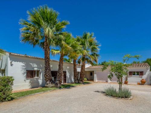 Alcalar Villa Sleeps 8 with Pool Air Con and WiFi in ปอติเมา