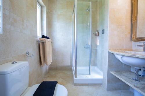  Rachi Villa Sleeps 8 with Pool and WiFi in Ráchi