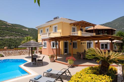  Rachi Villa Sleeps 8 with Pool and WiFi in Ráchi