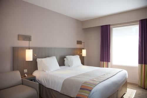 Mercure Dinan Port Le Jerzual Mercure Dinan Port Le Jerzual is conveniently located in the popular Dinan area. Offering a variety of facilities and services, the hotel provides all you need for a good nights sleep. Free Wi-Fi in 