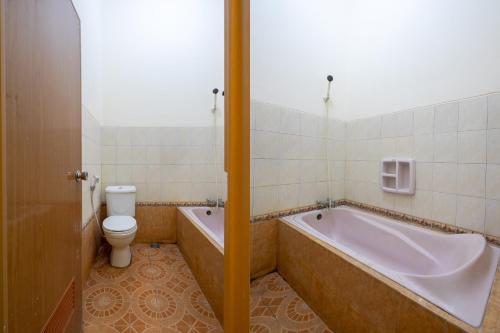 Bathroom, OYO 1962 Anugerah Wisata Hotel near Ullen Sentalu Museum