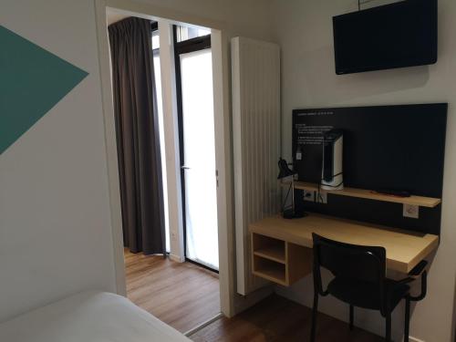 1 double bed, 1 twin bed