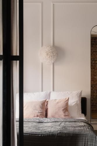 LaRry BirD Old Town by WillyWalls, Cracovie (photo 8)