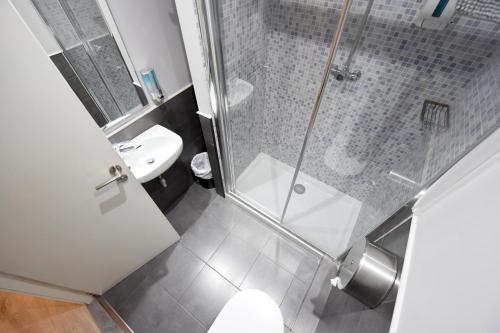 Free Hostels Barcelona - image 9