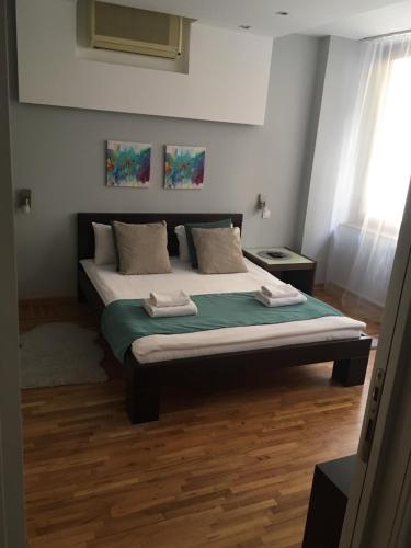 L9 Top Central Rooms and Apartments 2 - image 11