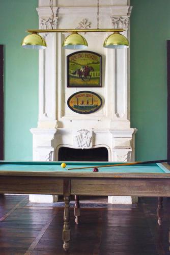 Douville Chateau Sleeps 12 with Pool and WiFi gîte à louer Les Granges