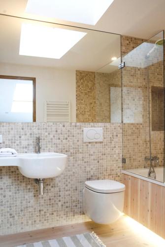 Verteillac Villa Sleeps 12 with Pool and WiFi gîte à louer L'Épine Basse