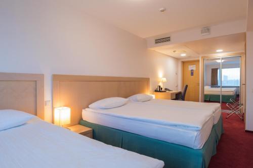 Riga Islande Hotel with FREE Parking - image 3