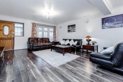 LARGE MODERN HOME, FOUR BEDROOM, TWO BATHROOM