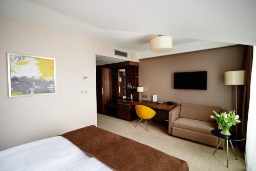1 queen bed, 1 sofa bed
