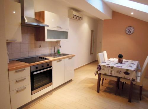 Apartment in Lopar with terrace, air conditioning, WiFi, washing machine (599-11)
