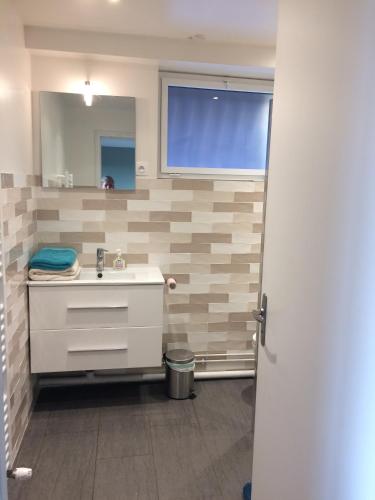 Bathroom, Appartement avec terrasse pour 4 personnes in Athis-Mons